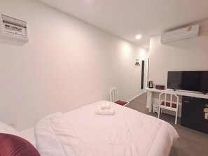 Standard Studio, 1 Queen Bed, Garden View | Desk, free WiFi, bed sheets