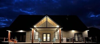New Listing! Private Hot Tub-Overlooking River-Custom Built Mountain Retreat