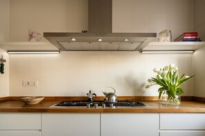 Kjøleskap, mikrobølgeovn, ovn og oppvaskmaskin