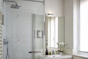 Shower, hair dryer, towels - City Life View Apartment with Terrace R&R (Milano)