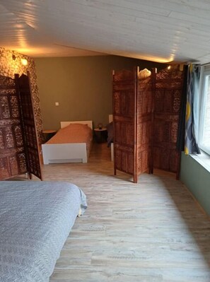 4 bedrooms, travel cot, WiFi