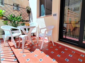 Outdoor dining - Elegant refurbished apartment 150m from the beach in the center of town (Blanes)