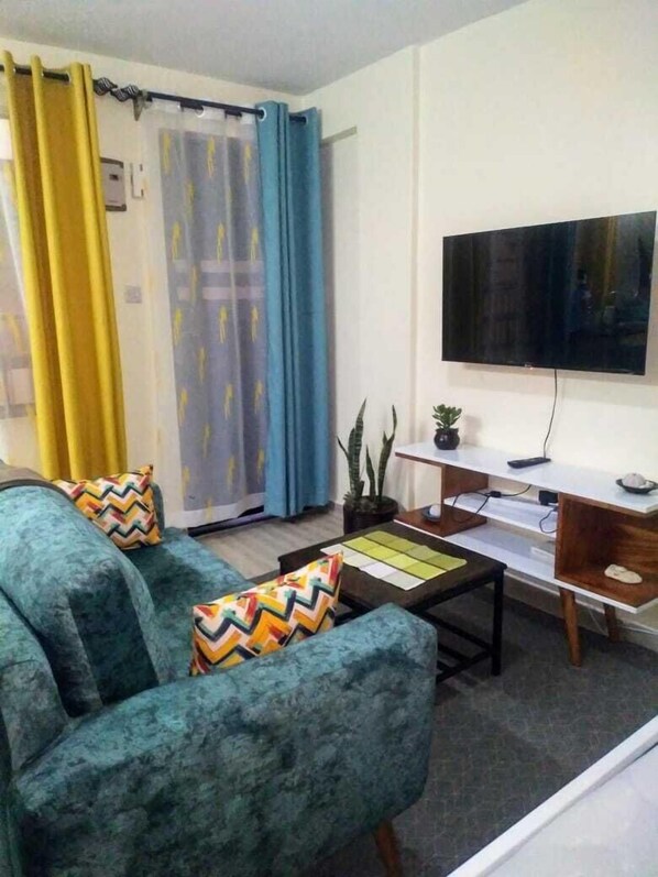 Studio Confort | Coin séjour | TV connectée de 24 pouces avec chaînes numériques