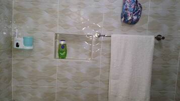 Estudio Confort | Baño | Regadera, regadera tipo lluvia, amenidades de baño gratuitas, bidet
