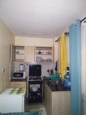 Studio Confort | Cuisine privée | Réfrigérateur, micro-ondes, batterie de cuisine, vaisselle et ustensiles