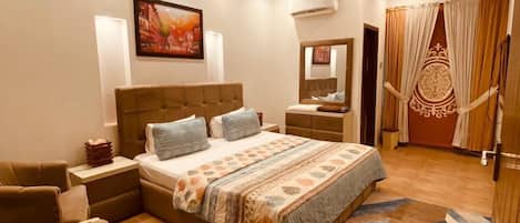 Deluxe Double Room | Desk, free WiFi, bed sheets