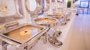 A buffet line with various dishes and serving utensils. - GUEST HOUSE FOR HOTELS APARTMENTS - جيست هاوس للشقق الفندقيه (Yanbu)