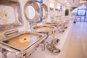 Desayuno buffet diario (SAR 45 por persona)