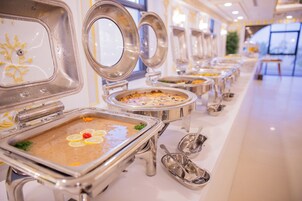 Desayuno buffet diario (SAR 45 por persona)