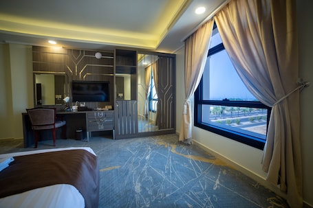 Junior Suite | 1 bedroom, premium bedding, down comforters, memory foam beds