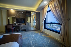 Junior Suite | 1 bedroom, premium bedding, down comforters, memory foam beds