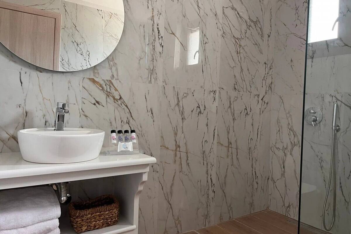Bathroom | Shower, free toiletries, hair dryer, slippers