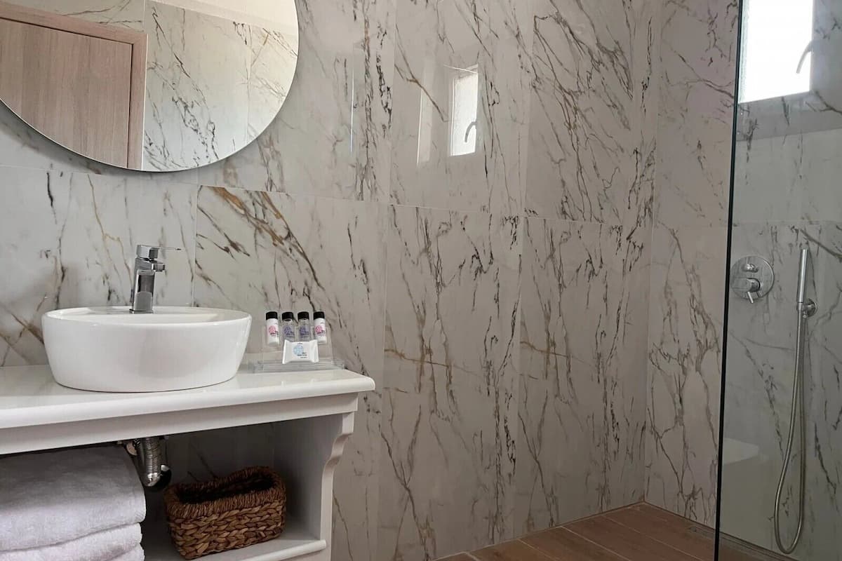 Badezimmer | Dusche, kostenlose Toilettenartikel, Haartrockner, Hausschuhe