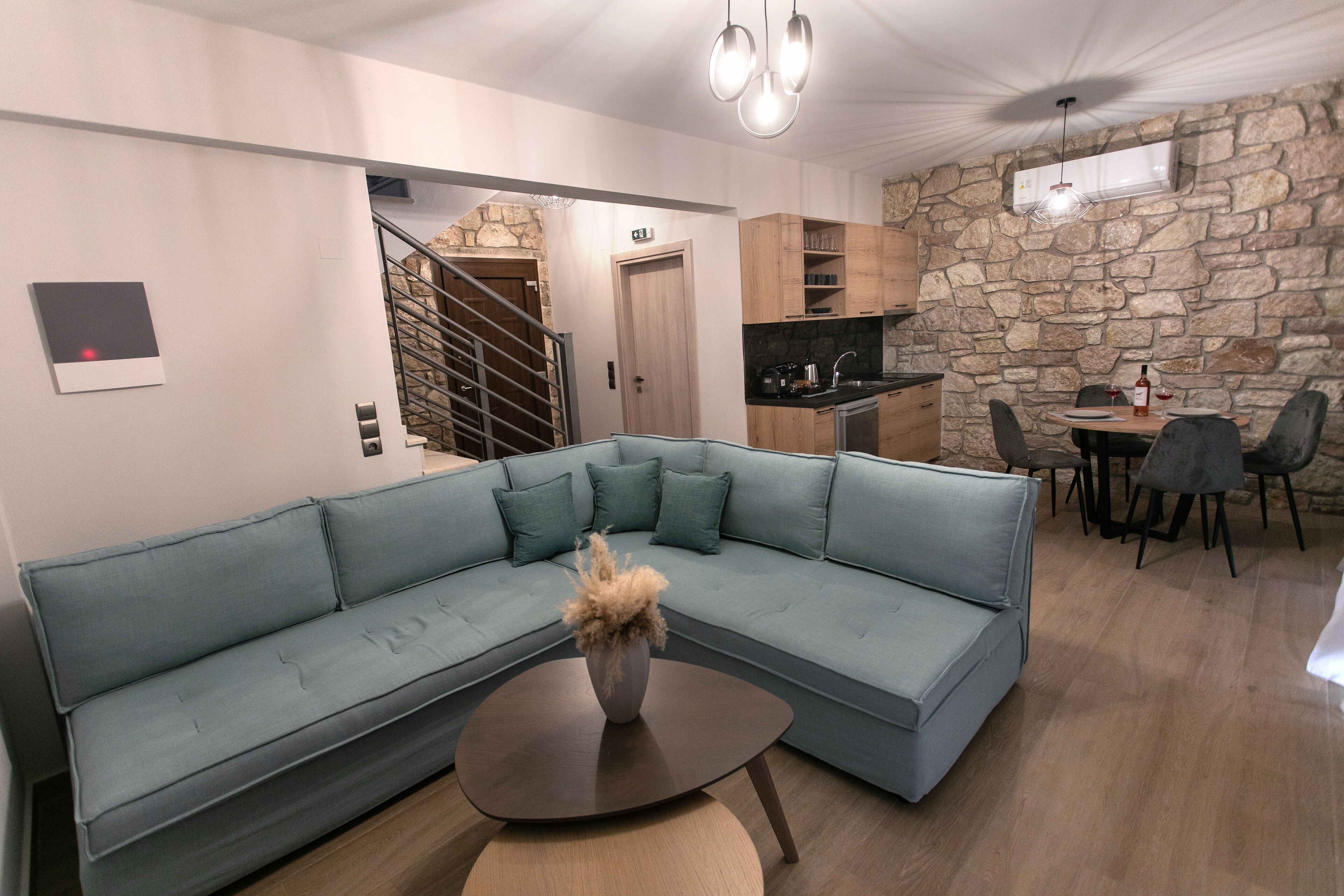 Toetasjesleilighet | Oppholdsområde | En 43-tommers Flatskjerm-TV med Parabol-TV