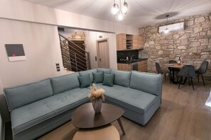 Duplex | Living area | 43-inch flat-screen TV with satellite channels - Michelangelo Suites and Apartments (Parga)