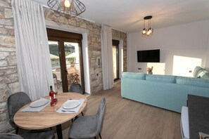 复式 | 起居区 | 43-英寸纯平电视（配备卫星频道）