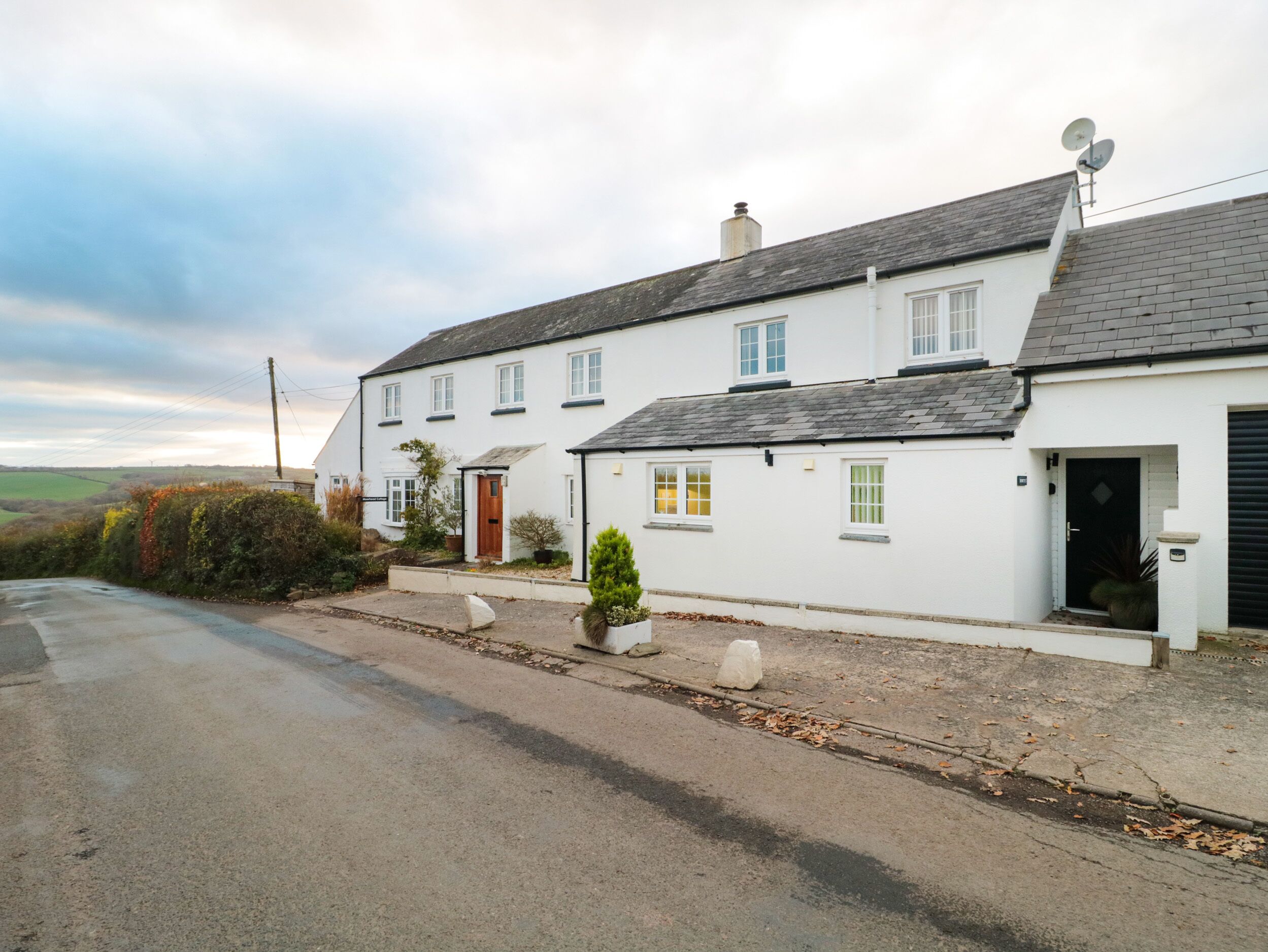 MOORCREST, romantic, character holiday cottage in Bideford