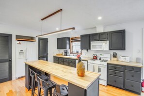 House (5 Bedrooms) | Interior