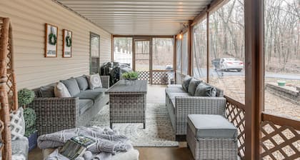 Troy Apartment w/ Hot Tub, Pool Table + Fire Pit!