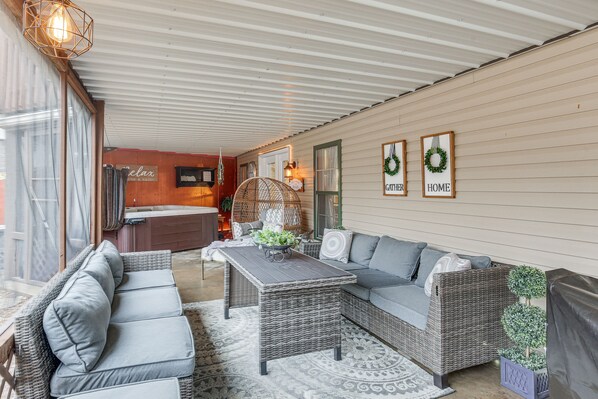 Interior - Troy Apartment w/ Hot Tub, Pool Table + Fire Pit! (Troy)