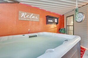 Interior - Troy Apartment w/ Hot Tub, Pool Table + Fire Pit! (Troy)