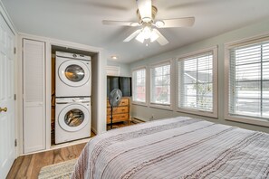 Room - Tranquil Auburn Lakehouse w/ Sunroom & Game Room! (Auburn)