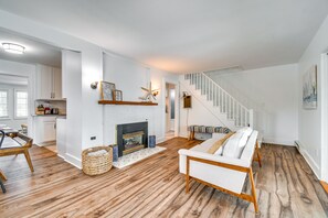 Una televisión, una chimenea, una consola de videojuegos