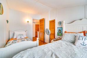 3 bedrooms, bed sheets - Tranquil Auburn Lakehouse w/ Sunroom & Game Room! (Auburn)