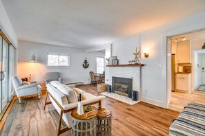 Una televisión, una chimenea, una consola de videojuegos