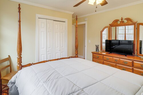 Charming Milton Home w/ Porch - 5 Mi to Vir!