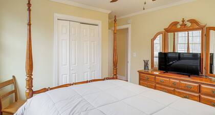 Charming Milton Home w/ Porch - 5 Mi to Vir!