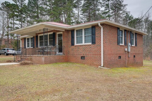 Charming Milton Home w/ Porch - 5 Mi to Vir!