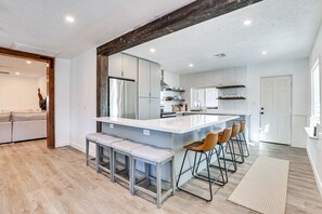 Mikrobølgeovn, ovn, kokeplater og oppvaskmaskin