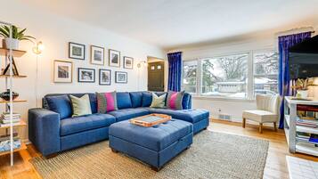 TV, lò sưởi, sách