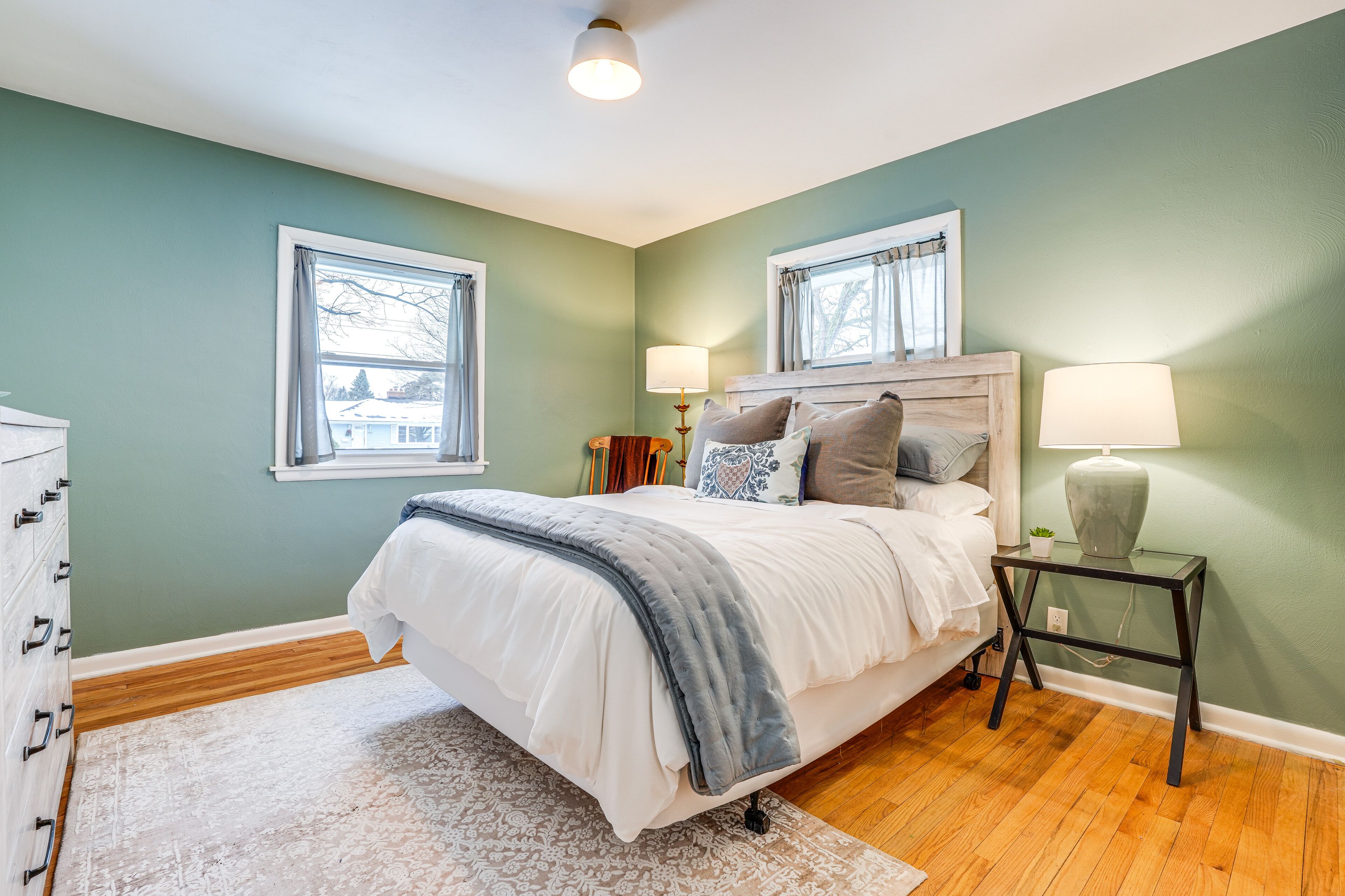 3 bedrooms, iron/ironing board, free cots/infant beds, bed sheets