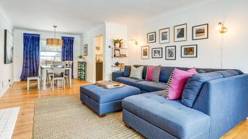 TV, lò sưởi, sách