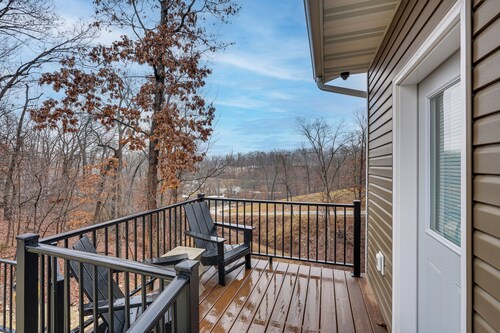 Lake Ozark Apartment w/ Balcony < 1 Mi to Water!