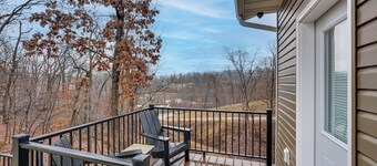 Lake Ozark Apartment w/ Balcony < 1 Mi to Water!