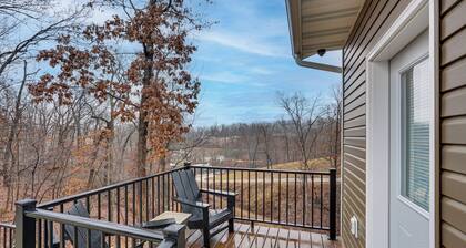 Lake Ozark Apartment w/ Balcony < 1 Mi to Water!