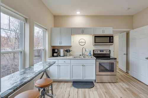 Lake Ozark Apartment w/ Balcony < 1 Mi to Water!