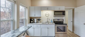 Lake Ozark Apartment w/ Balcony < 1 Mi to Water!