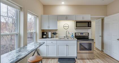 Lake Ozark Apartment w/ Balcony < 1 Mi to Water!