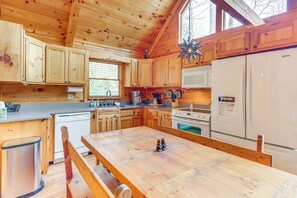 House (2 Bedrooms) | Interior - Peaceful Cabin w/ Hot Tub: 11 Mi to Blue Ridge! (Epworth)
