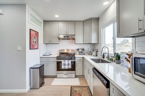 Microwave, oven, stovetop, dishwasher - Fully Renovated Oakland Retreat: 4 Mi to Downtown! (Oakland)