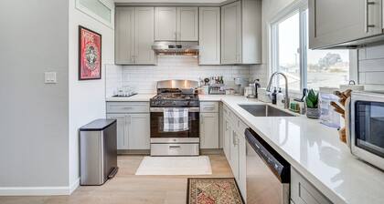 Fully Renovated Oakland Retreat: 4 Mi to Downtown!