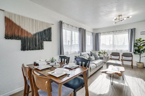 Fully Renovated Oakland Retreat: 4 Mi to Downtown!