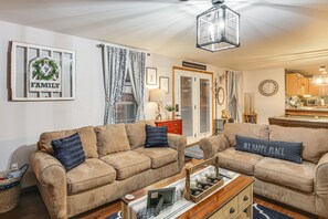 TV, books - Troy Apartment w/ Hot Tub, Pool Table + Fire Pit! (Troy)