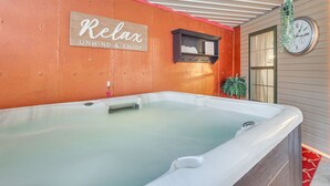 Interior - Troy Apartment w/ Hot Tub, Pool Table + Fire Pit! (Troy)
