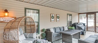 Troy Apartment w/ Hot Tub, Pool Table + Fire Pit!