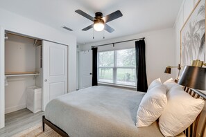 2 soverom, strykejern/-brett og sengetøy